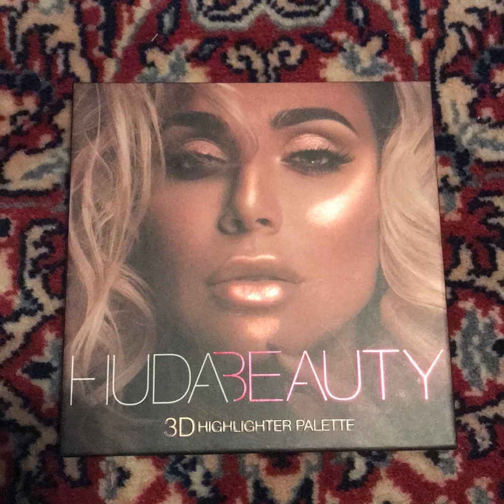 Huda Beauty 3D Highlighter Palette in pink sands